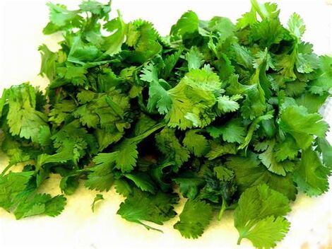 O cilantro contén vitaminas A, B e C que son beneficiosas para a potencia masculina. 